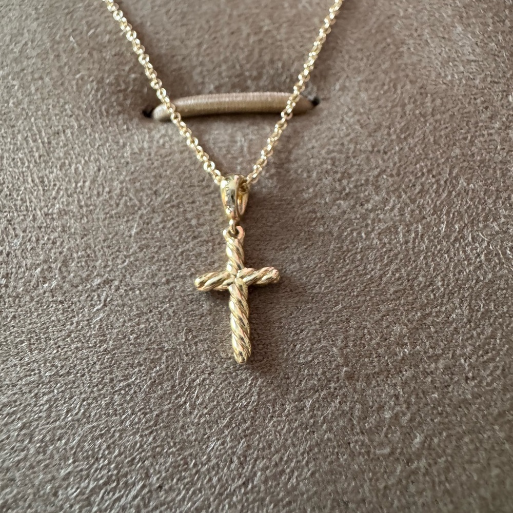 David Yurman CABLE CROSS PENDANT NECKLACE
18K Yellow Gold, 17.5mm - Picture 3 of 9